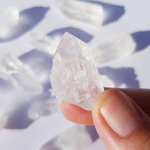 Load image into Gallery viewer, CLEAR QUARTZ points