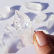 Cargar imagen en el visor de la galería, CLEAR QUARTZ points
