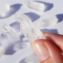 Cargar imagen en el visor de la galería, CLEAR QUARTZ points
