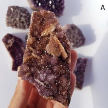 Cargar imagen en el visor de la galería, Alaçam amethyst clusters
