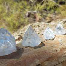 Cargar imagen en el visor de la galería, Apophyllite naturally formed points
