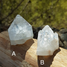 Cargar imagen en el visor de la galería, Apophyllite naturally formed points
