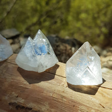 Cargar imagen en el visor de la galería, Apophyllite naturally formed points
